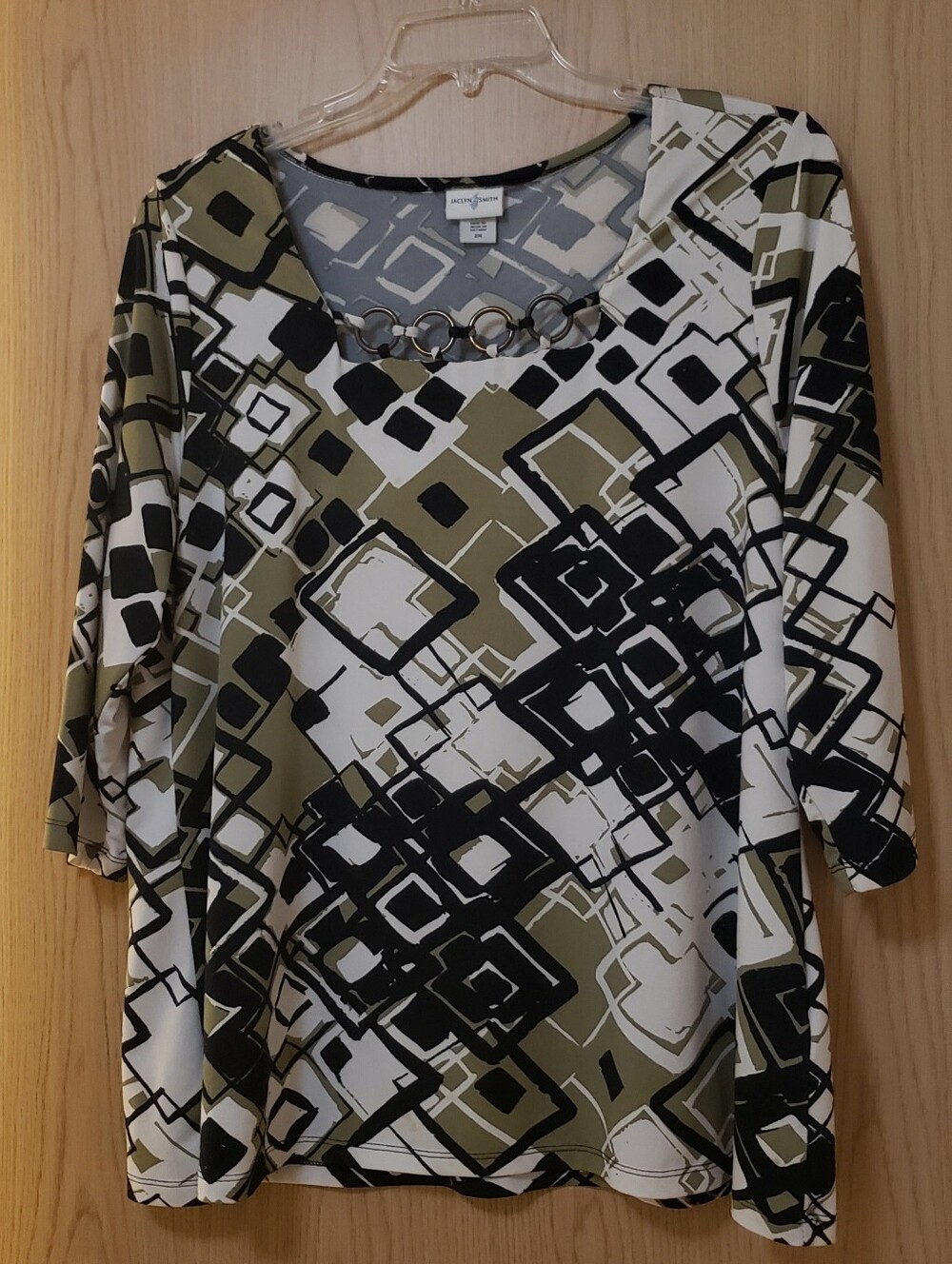 Jaclyn Smith Olive, Black & White Geometric Chain-Detail Women’s Blouse